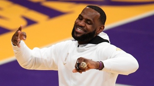 LeBron James y su anillo de campeón en los Lakers