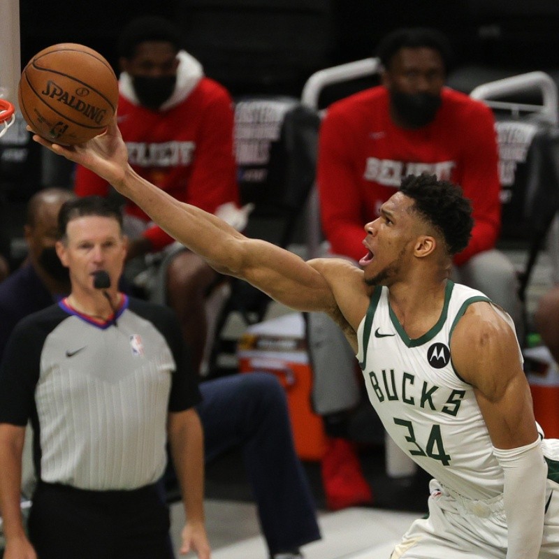 Giannis Antetokounmpo hace historia con Bucks en los Playoffs de la NBA