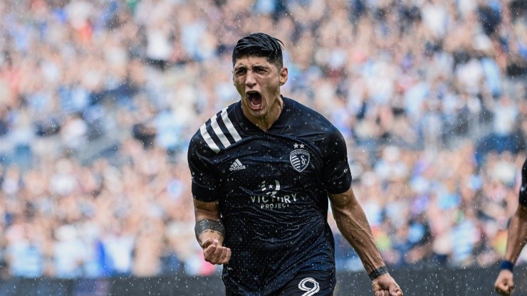 Alan Pulido festejando el gol bajo la lluvia.