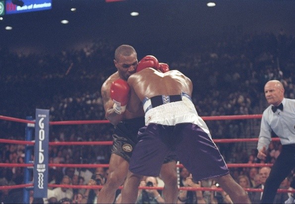 Mike Tyson peleando (Foto: Getty Images)