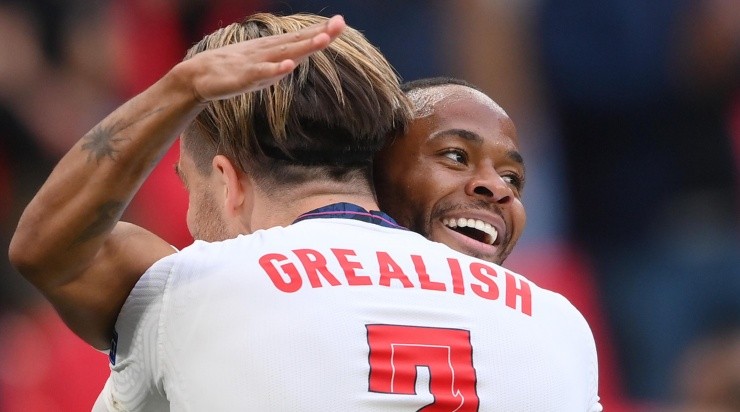 Sterling comemora com Grealish o gol diante da República Tcheca (Foto: Getty Images)