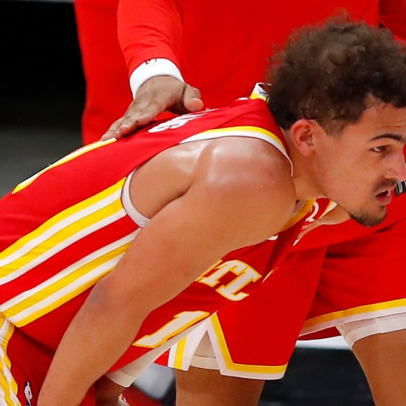 Video: la insólita lesión de Trae Young con un árbitro en Hawks vs. Bucks