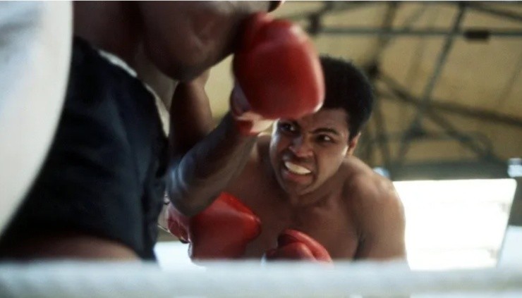 Muhammad Ali en acción contra Al &#039;Blue&#039; Lewis durante un combate 
    de pesos pesados en Croke Park (Getty).