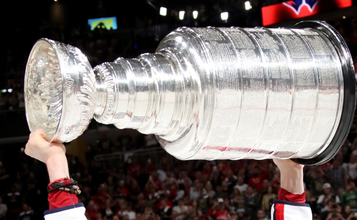 The Stanley Cup: Oldest Trophy in Professional Sports in North America -  HubPages