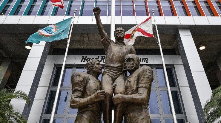 Estatua de Don Shula levantado por sus jugadores. (Foto: Getty)
