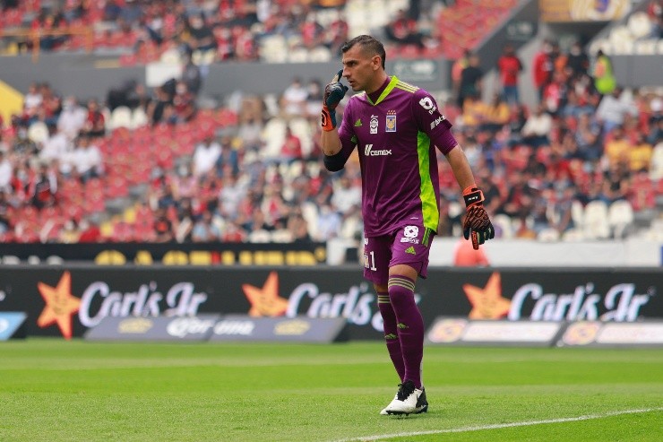 Nahuel Guzmán le dio la bienvenida a Andrada. JAM Media.