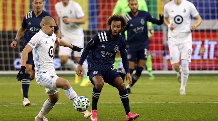 Osvaldo Alonso #6 of Minnesota United and Gianluca Busio #27 of Sporting Kansas City (Getty)