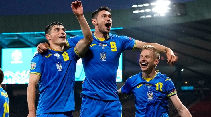Players of Ukraine celebrate win over Sweden. (Getty)