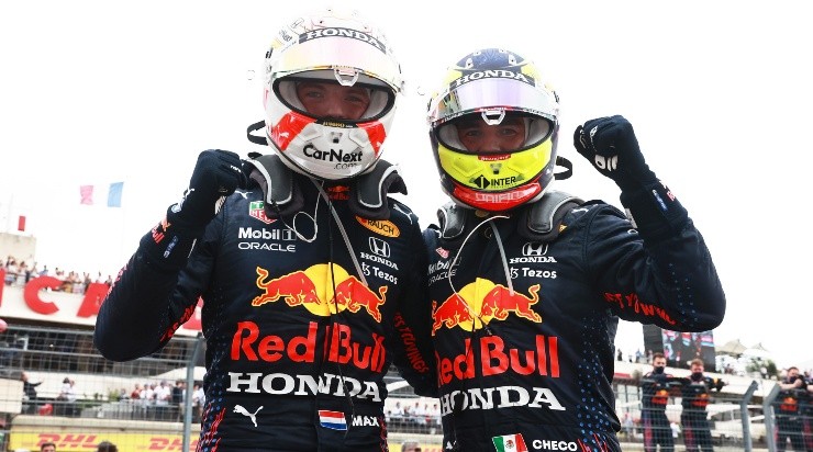 Checo Pérez y Max Verstappen celebran el éxito de Red Bull. (Getty)