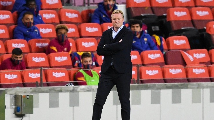 Ronald Koeman dirigiendo a FC Barcelona