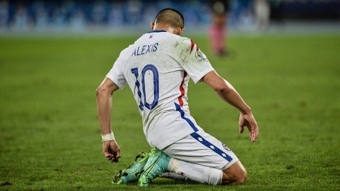 Alexis Sánchez se resintió y salió lesionado en Chile.