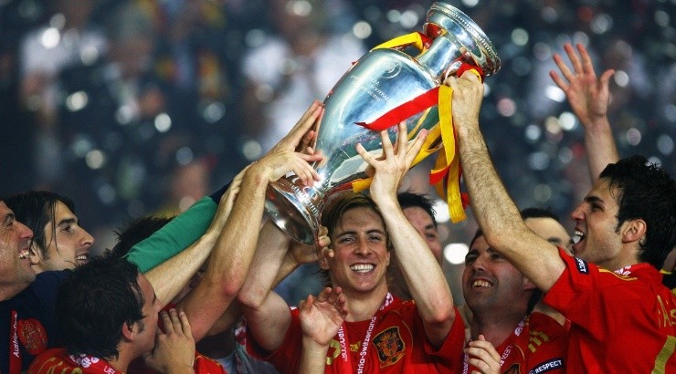 Fernando Torres of Spain (center) lifts the Euro 2008 Trophy. (Getty)
