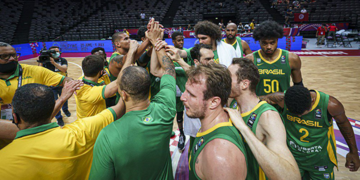Brasil está na final do Pré-Olímpico de basquete. (Foto: Twitter / time Brasil)