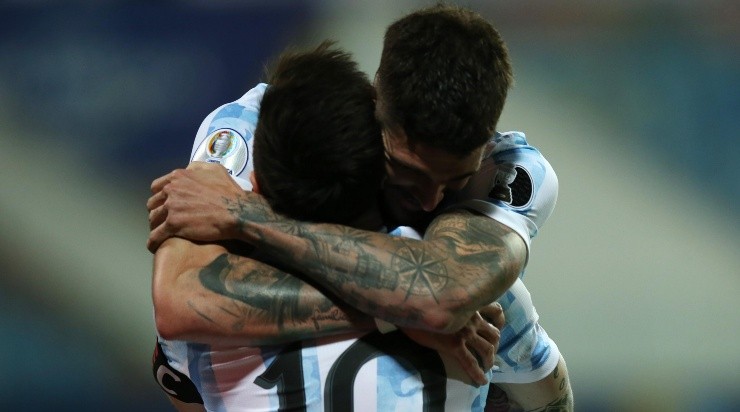 El abrazo entre el asistidor y el goleador. Foto: Getty