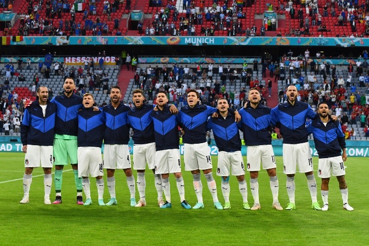 Italianos cantando o hino de seu país. (Foto: Getty Images)