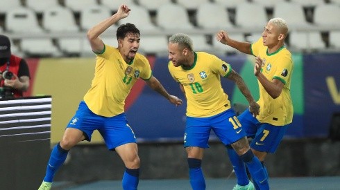 Brasil festejando el único gol del partido.
