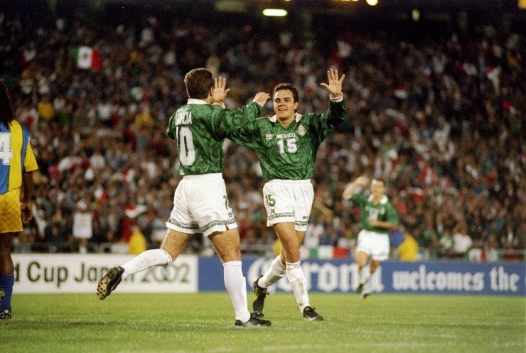 Luis García y Cuauhtémoc Blanco festejan un gol en la Copa Oro 1996