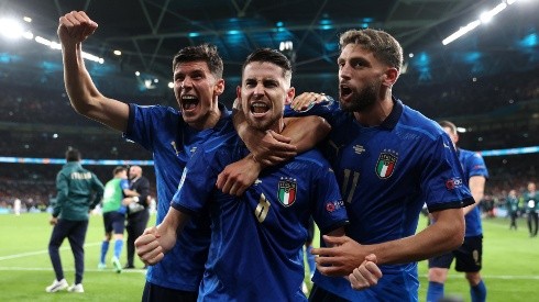 Italianos festejam classificação à final da Euro. (Foto: Carl Recine - Pool/Getty Images)