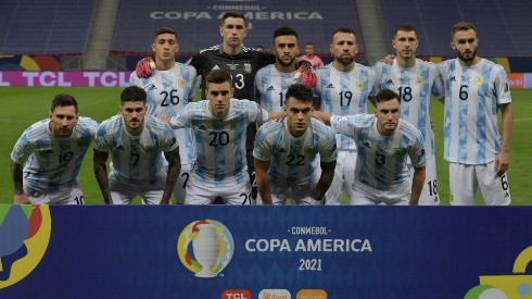Argentina sufrió pero clasificó por penales.
