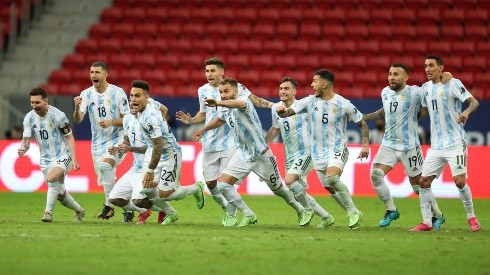 Los jugadores de la Selección Argentina festejando el triunfo ante Colombia por Copa América (Foto: Getty Images)
