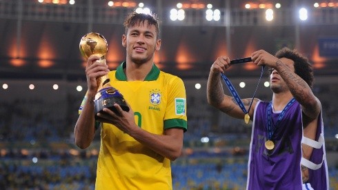 Neymar com a taça da Copa das Confederações, no Maracaña. (Foto: Getty Images)