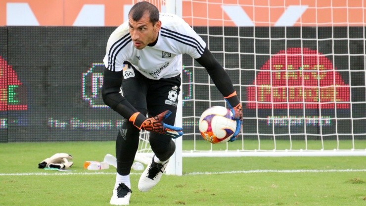 Nahuel Guzmán fue titular ante Chivas.