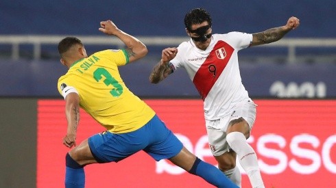 Gianluca Lapadula jugó contra Brasil y casi hace el gol del empate.