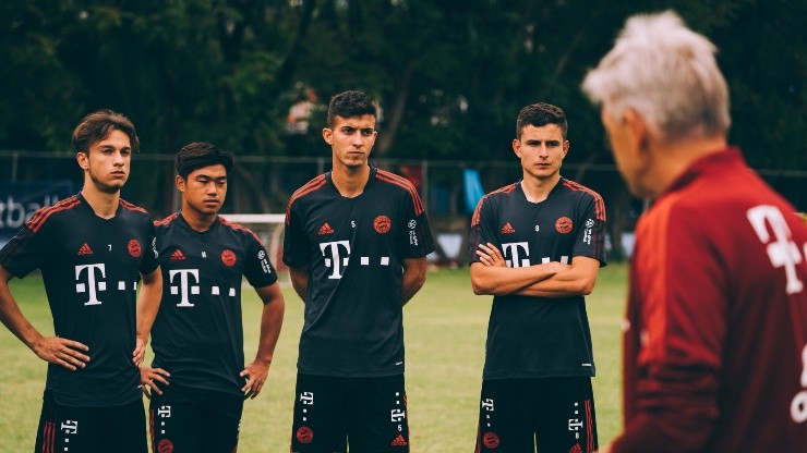 Manuel Aguilar y sus compañeros