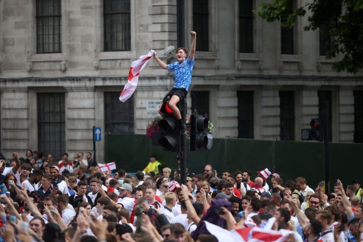 Un inglés subido a un semáforo viviendo la previa de la final de la Eurocopa. (Getty)