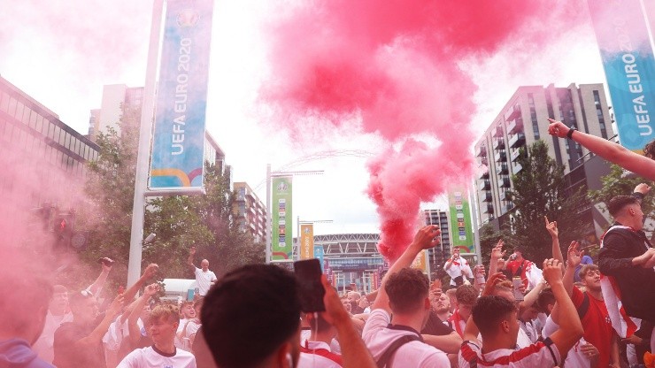 Los hinchas viven la previa de la final de la Eurocopa en las afueras de Wembley.