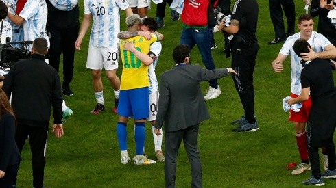 El abrazo entre Messi y Neymar, una vez finalizado el partido (Foto: Getty Images)