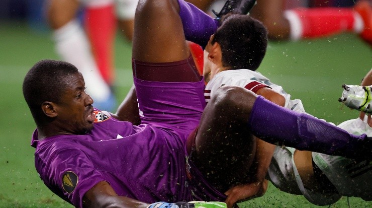 Dura acción de Hirving Lozano ante Trinidad y Tobago. (Getty)