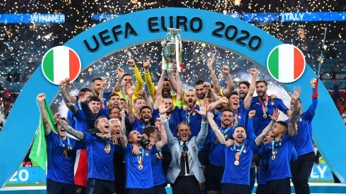 Italy national team with the Euro 2020 Trophy. (Getty)
