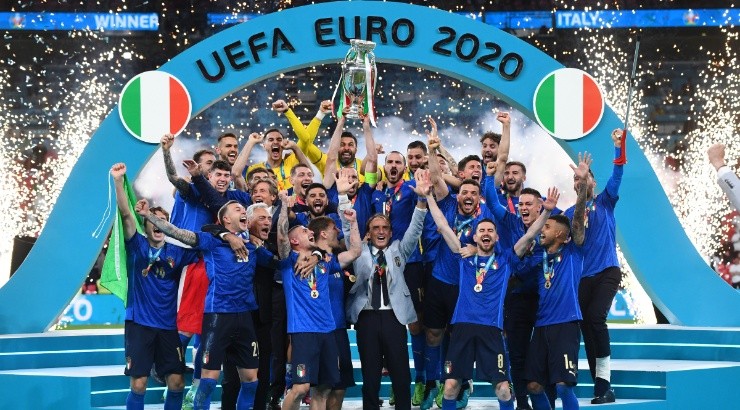 Italy players pose with the Euro 2020 Trophy. (Getty)
