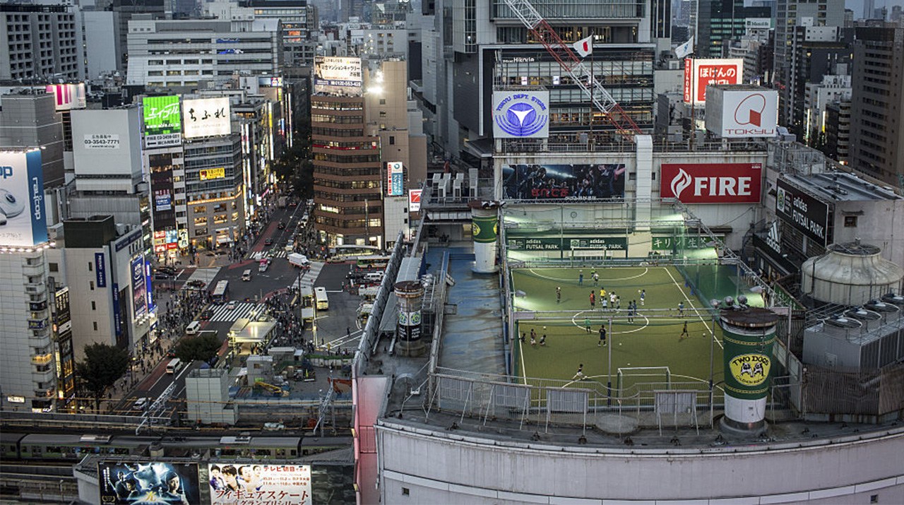 En la terraza de un alto edificio en Tokio luce este campo tan especial, que da vértigo (Fuente: Getty Images)