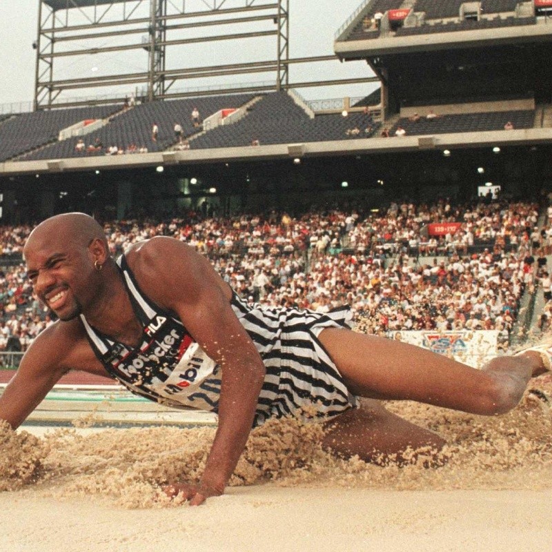 ¿Quién fue el atleta con el salto más largo en la historia del atletismo?