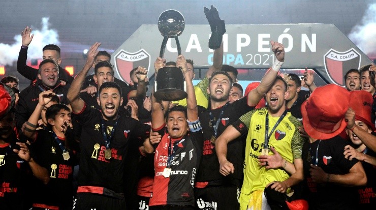 Colon celebrating the 2021 Copa de la Liga Profesional title. (Getty)