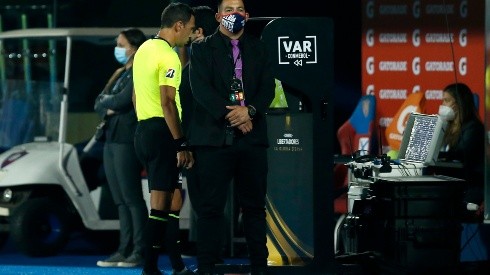 Los árbitros chilenos anularon un gol válido para los locales desde el VAR