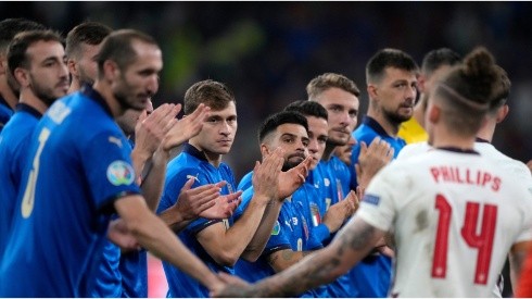 Jugadores italianos saludando a ingleses por la final de la Eurocopa