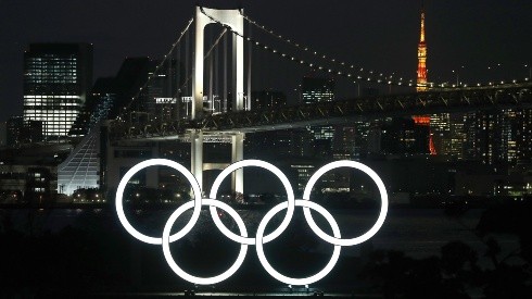 Imagem dos anéis olímpicos a noite, no Odaiba Marine Park (Foto: Getty Images)