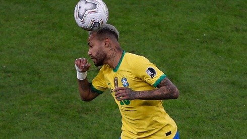 Acción de juego de Neymar en la final de la Copa América.