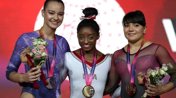 Moreno con Simone Biles y Shallon Olsen, en Doha 2018. (Foto: Getty Images)