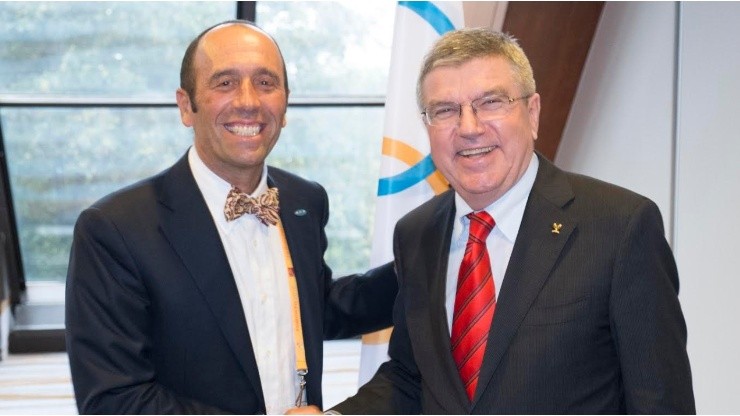 Fernando Aguerre, junto al presidente del COI, Thomas Bach.