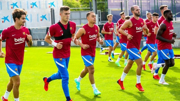 Entrenamiento del Barcelona con Pjanic y Umtiti, jugadores cuestionados.