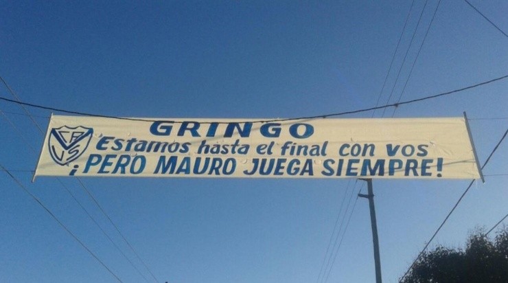 A banner placed by Vélez in support of Mauro Zárate who had a falling out with Gabriel Heinze. (airedesantafe.com.ar)