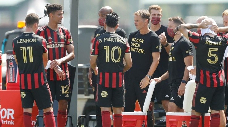 Frank de Boer of Atlanta United (center) talks with his team during a Group E match against FC Cincinnati as part of the MLS Is Back Tournament (Getty)