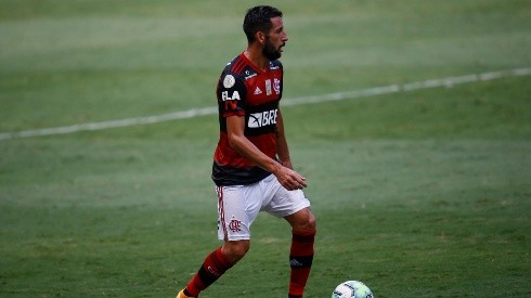 Mauricio Isla hizo un buen partido por Flamengo ante Bahía.