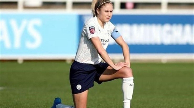 De rodilla, en señal de protesta contra el racismo