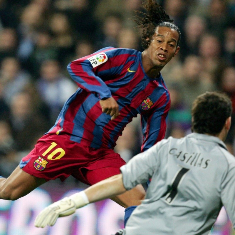 Ronaldinho Gaúcho dá show em jogo de lendas de Barcelona e Real Madrid