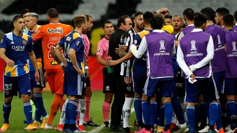 Los jugadores de Boca con bronca al momento de la anulación del gol